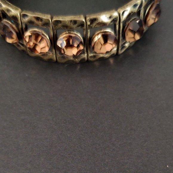Hammered brass and crystal stretch bracelet - Picture 7 of 11